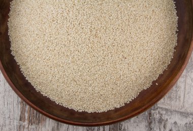 Susam ahşap arka plan üzerinde bir ahşap plaka