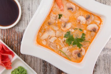 Tom Yum Goong baharatlı çorba Tayland 'da geleneksel yemek mutfağı ahşap arka planda