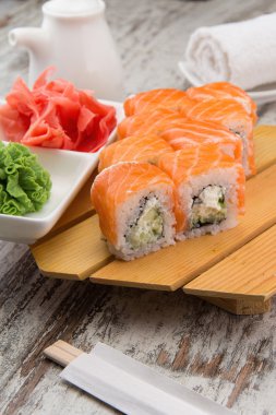 Philadelphia suşi rulo üzerinde ahşap bir gete vintage bir arka plan üzerinde