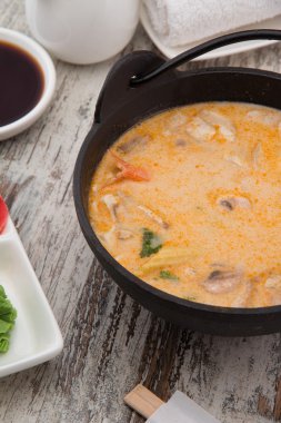 Tom Yum Goong baharatlı çorba Tayland 'da geleneksel yemek mutfağı ahşap arka planda