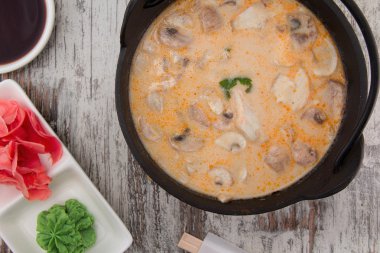 Tom Yum Goong baharatlı çorba Tayland 'da geleneksel yemek mutfağı ahşap arka planda