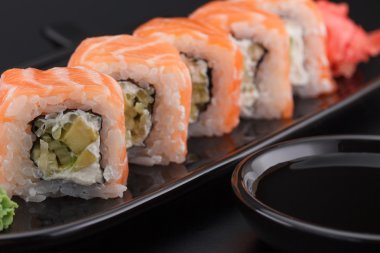 Premium Kalite sushi siyah arka plan üzerinde
