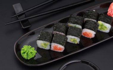 Premium Kalite sushi siyah arka plan üzerinde