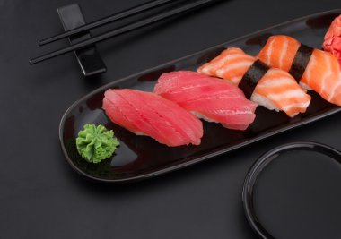 Premium Kalite sushi siyah arka plan üzerinde