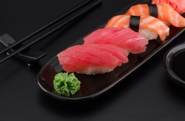 Premium Kalite sushi siyah arka plan üzerinde