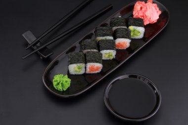 Premium Kalite sushi siyah arka plan üzerinde