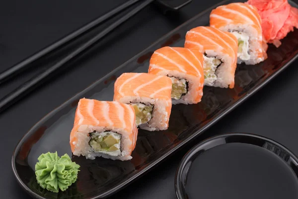 Hochwertiges Sushi auf schwarzem Hintergrund — Stockfoto