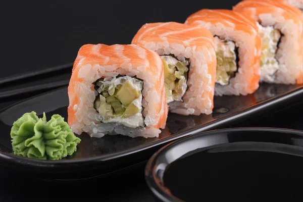 Sushi de qualidade premium sobre fundo preto — Fotografia de Stock