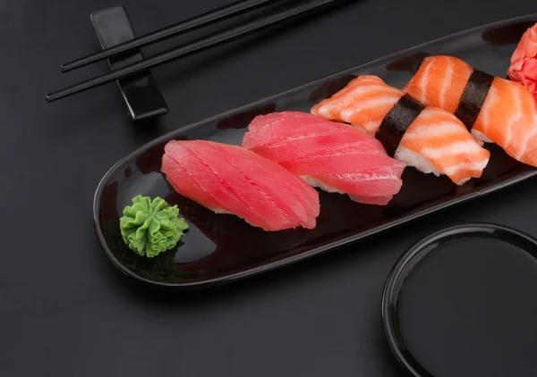 Sushi de qualidade premium sobre fundo preto — Fotografia de Stock