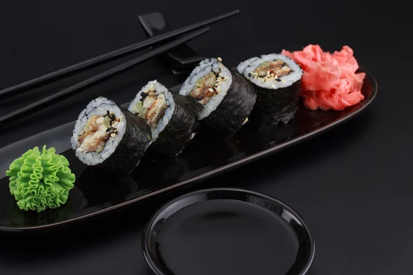 Prémiové kvality sushi černém pozadí — Stock fotografie