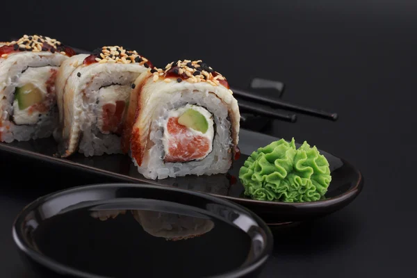 Sushi de qualidade premium sobre fundo preto — Fotografia de Stock