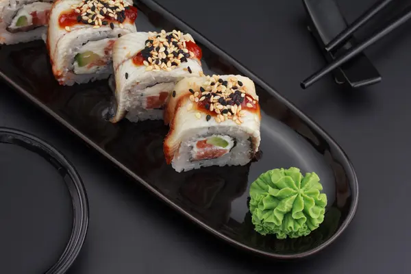 Premium kvalitet sushi över svart bakgrund — Stockfoto