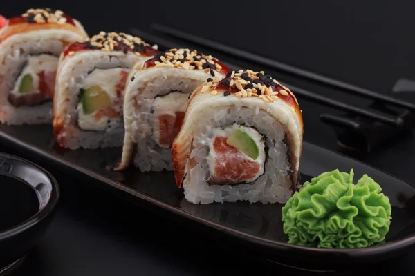 Premium kvalitet sushi över svart bakgrund — Stockfoto