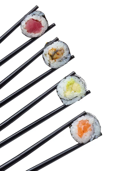 Sushi mis dans des baguettes isolées sur fond blanc — Photo