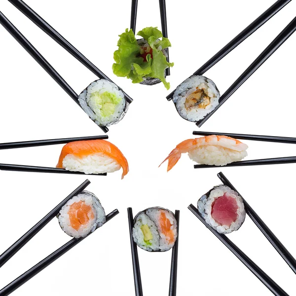 Beyaz arka plan üzerinde izole chopsticks suşi ayarla