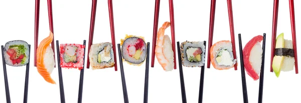 Sushi in Essstäbchen isoliert auf weißem Hintergrund — Stockfoto