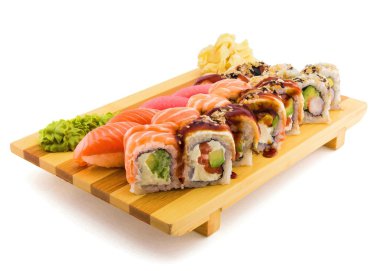 Su renk suşi rulo üzerinde izole beyaz arka plan