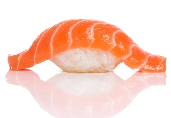 Sushi nigiri con salmone fresco isolato su fondo bianco con ombra. Cucina giapponese . — Foto Stock