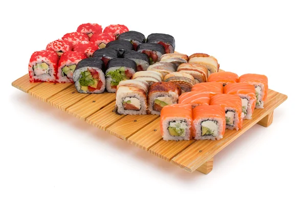 Sushi instellen. Rollen met zalm paling rode kaviaar en groenten (vegetarisch) op een houten bord geïsoleerd op witte achtergrond — Stockfoto