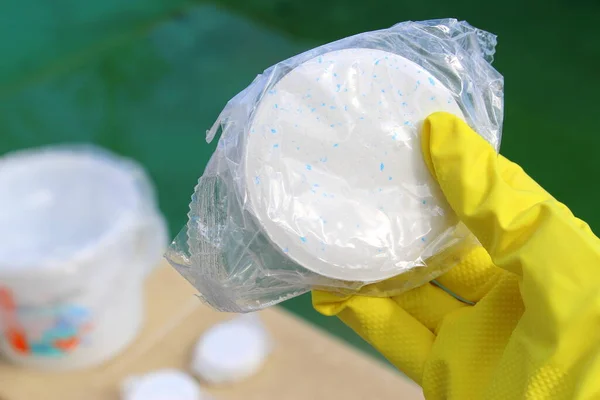 Biała Tabletka Zawierająca Chlor Ręku Personelu Serwisowego Dezynfekcji Basenów Oczyszczanie — Zdjęcie stockowe