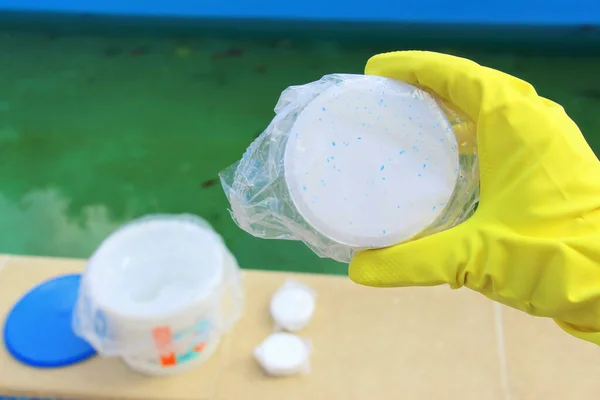 Biała Tabletka Zawierająca Chlor Ręku Personelu Serwisowego Dezynfekcji Basenów Oczyszczanie — Zdjęcie stockowe