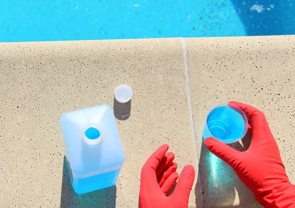 プール内の水の洗浄と透明性のためのプラスチックガラス中の青色の液体 液体殺人だ 藻類の化学物質水浄化 — ストック写真
