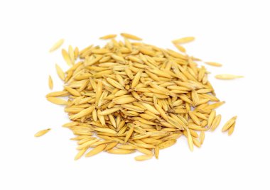 Beyaz arka planda izole edilmiş bir avuç dolusu yulaf tanesi.