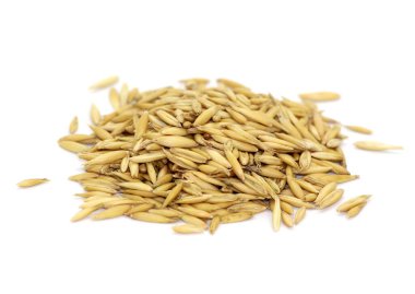 Beyaz arka planda izole edilmiş bir avuç dolusu yulaf tanesi.