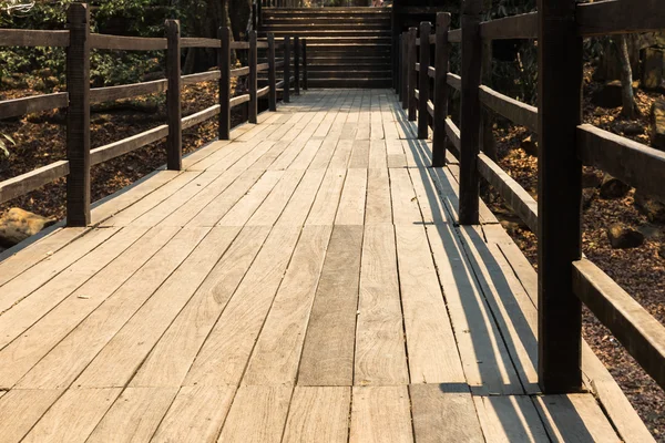 Деревянный старый мост — стоковое фото