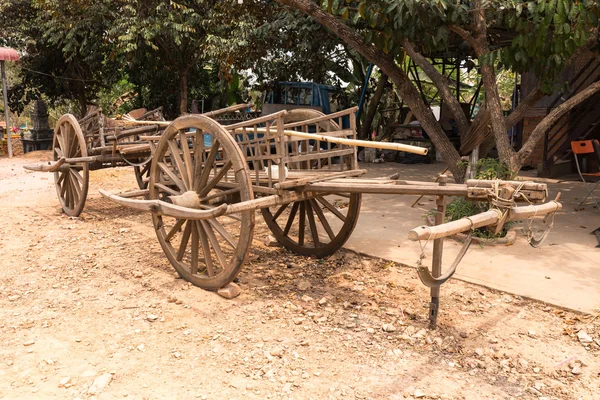 Chariot traditionnel antique en bois tiré par cheval — Photo