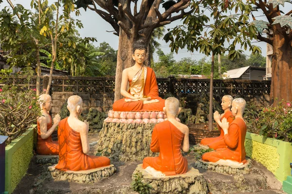 Statues de Bouddha et de ses disciples — Photo
