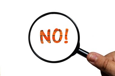 Merhaba de ve beyaz arka planda büyüteç kullan. tuğla duvardaki metin