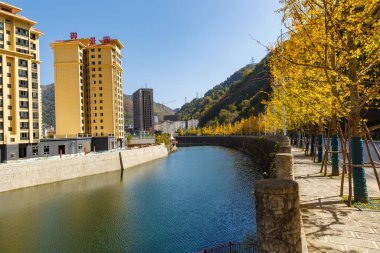 Şehirde nehir ve dolgu malzemesi.