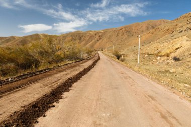 Otoyol A367. Kırgızistan 'ın Chui bölgesinde geçer. Kozhomkul köyünün kenar mahalleleri.