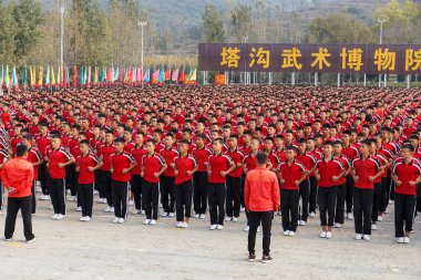 Dengfeng, Henan, Çin - 17 Ekim 2018 Shaolin Dövüş Sanatları Okulu. Dövüş sanatları öğrencileri eğitim sırasında meydanda dururlar..