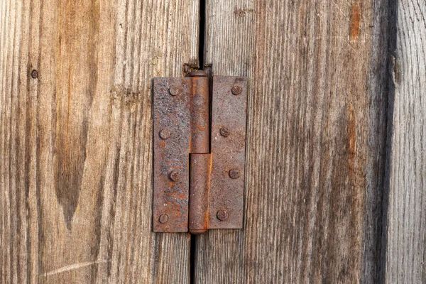 Vecchia cerniera porta in metallo arrugginito — Foto Stock