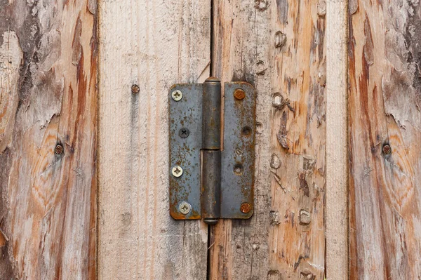 Dobradiça de porta de metal enferrujado. — Fotografia de Stock