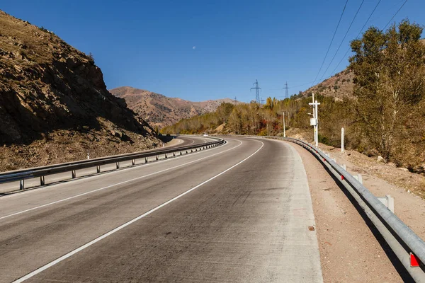 Autostrada A-373 Tashkent-Osh, passo Kamchik, Uzbekistan — Foto Stock