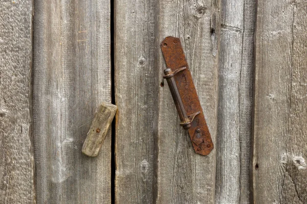 Żelazny Uchwyt Drewnianej Ścianie Drzwi Zamknięte Drewnianym Haczykiem — Zdjęcie stockowe