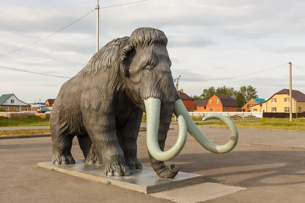 俄罗斯Tyumen地区Abatskoe村 2021年6月12日 Abatskoye村广场上的一个猛犸象雕像 Abatskoye村是Tyumen地区古生物学之都 图库照片