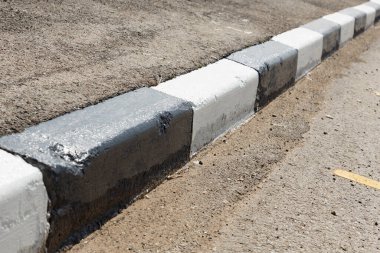 Siyah beyaz sınır. Siyah beyaz kaldırımlı beton blok kaldırım