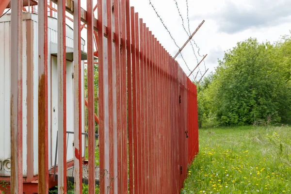 Baz Istasyonunun Etrafında Kırmızı Demir Çit Var Çitlerdeki Dikenli Teller — Stok fotoğraf