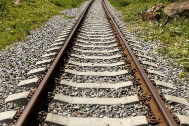 Dağlardaki demiryolu. Demiryolu rayları ve beton yatakları.