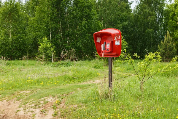 Czerwona Budka Budka Telefoniczna Stoi Terenie Wiejski Telefon Rosja — Zdjęcie stockowe