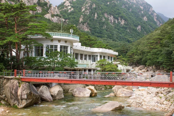 Ijzeren brug over de rivier berg — Stockfoto