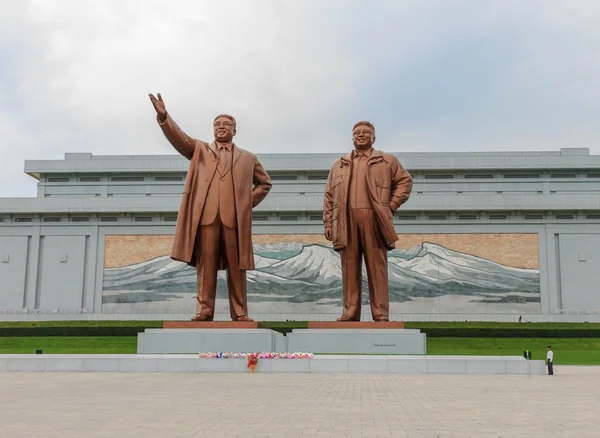 Pyongyang Mansu tepe üzerinde büyük anıt.