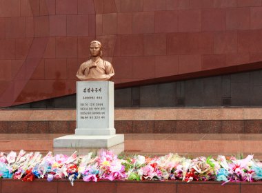 Kim Jong Suk mezarı üzerine büstü