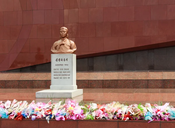 Busto en la tumba de Kim Jong Suk — Foto de Stock