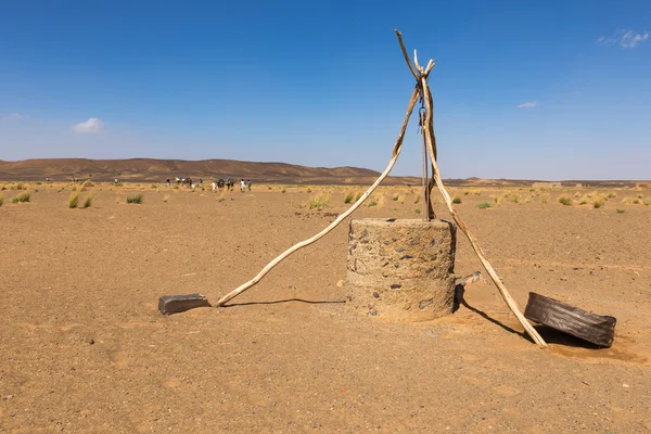 Pozo de agua en el desierto del Sahara — Foto de Stock