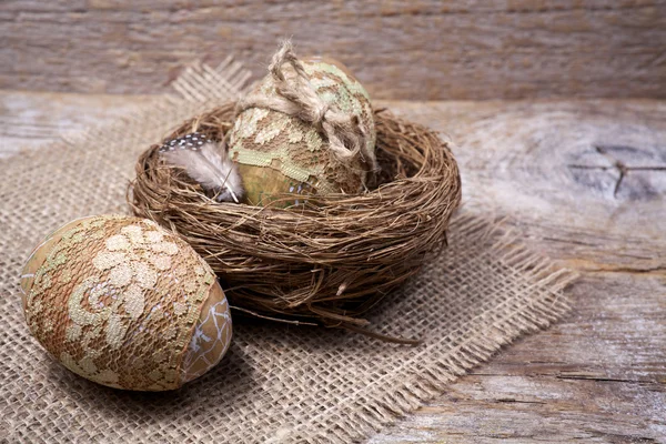 Huevos de Pascua sobre fondo de madera — Foto de Stock